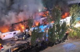 Desalojado un hotel por el incendio en una nave industrial en Getafe
