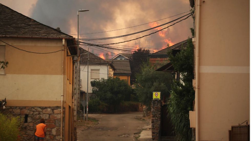 Las minas romanas de Las Médulas sobreviven al fuego y prosiguen los desalojos en Cádiz