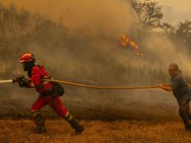Mil efectivos de la UME luchan contra el fuego en trece grandes incendios