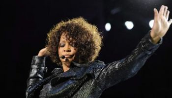Subastado por 22.400 dólares un traje de Whitney Houston