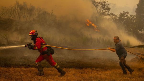 Miles de evacuados y cuatro bomberos heridos tras sufrir quemaduras.