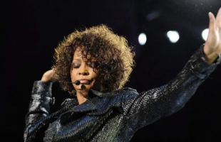 Subastado por 22.400 dólares un traje de Whitney Houston