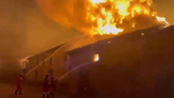 Obligan a desalojar a miles de personas y hay cuatro heridos críticos tras causar ayer dos muertos.