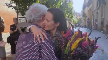 Almodóvar reparte flores entre sus intérpretes en el fin de rodaje de 'Amarga Navidad'