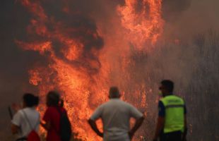 Balance de los incendios más devastadores de la historia de España: 16 fuegos activos y cuatro militares heridos