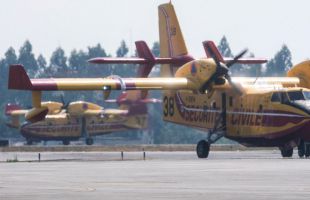 Llegan a Galicia los dos aviones solicitados a la UE para ayudar en los incendios