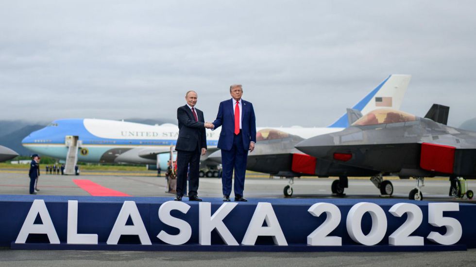 Trump y Putin comienzan en Alaska su cumbre con el futuro de Ucrania en juego