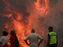 Balance de los incendios más devastadores de la historia de España: 16 fuegos activos y cuatro militares heridos