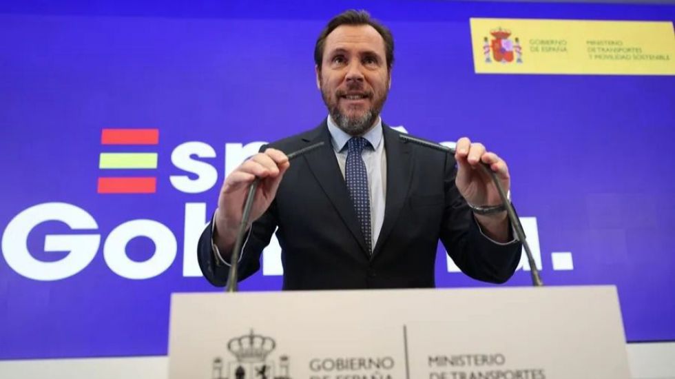 La línea de AVE entre Madrid y Galicia sigue cortada, con Puente 'colgado' de Twitter