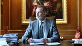 Felipe VI visita el cuartel general de la UME para conocer el despliegue en los incendios