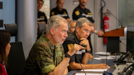 Felipe VI visita el cuartel general de la UME para conocer el despliegue en los incendios
