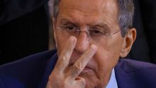 El respeto de Rusia a Trump: Lavrov lució esta sudadera de la URSS en la cumbre