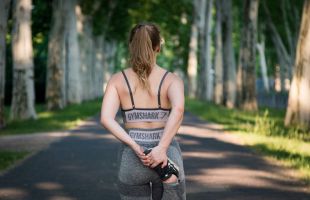 El ejercicio físico moderado mejora la salud intestinal y cognitiva