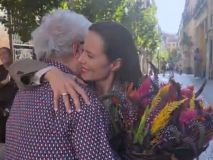 Almodóvar reparte flores entre sus intérpretes en el fin de rodaje de 'Amarga Navidad'