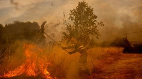 El viento complica varios focos pese a la mejora de las condiciones meteorológicas