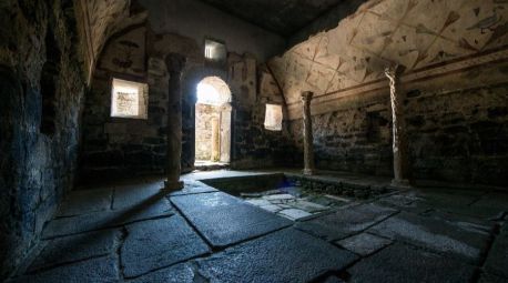 Descubren en una iglesia de Lugo una ventana del prerrománico asturiano