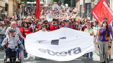 Vía libre a los abertzales en Bilbao en la manifestación para pedir la liberación de los asesinos etarras