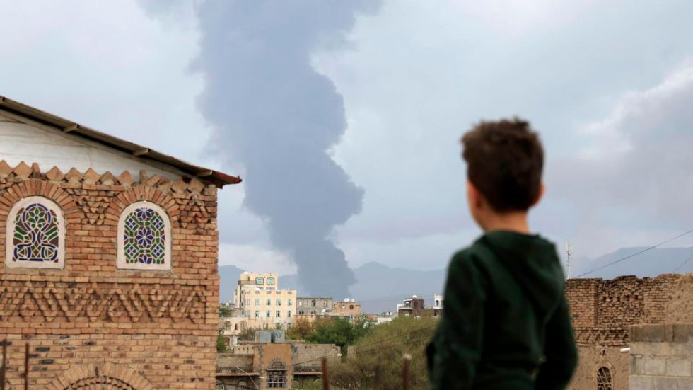 Israel confirma ataques contra una base militar y varias centrales eléctricas en Yemen