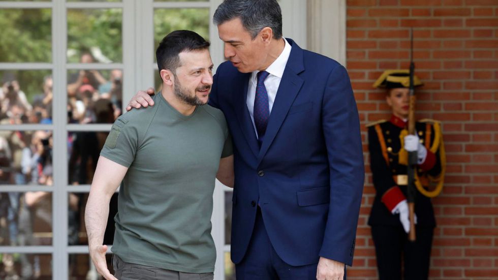 Sánchez ratifica a Zelenski su compromiso en el día de la independencia de Ucrania