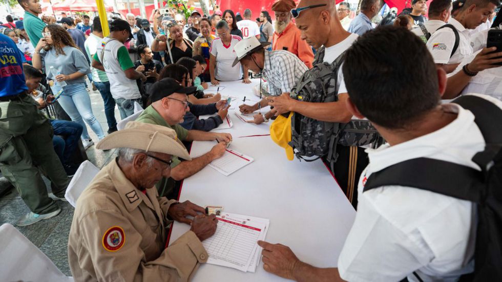 Venezuela anuncia el despliegue de 15.000 efectivos en los estados fronterizos con Colombia