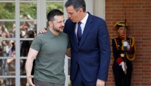 Sánchez ratifica a Zelenski su compromiso en el día de la independencia de Ucrania