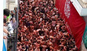 Buñol se sacude a tomatazos la conmoción de la dana en un ambiente festivo