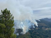 Los cortafuegos logran anclar el fuego de Ibias, pero se mantienen los desalojos