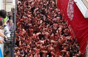 Buñol se sacude a tomatazos la conmoción de la dana en un ambiente festivo