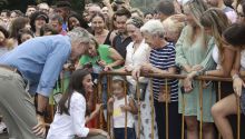 Los Reyes visitan las zonas afectadas por los incendios para solidarizarse con las víctimas