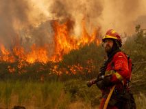 Así lucha la UME contra el fuego que asola España: impacta verlo