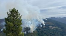 Los cortafuegos logran anclar el fuego de Ibias, pero se mantienen los desalojos