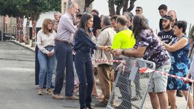Los Reyes transmiten su apoyo a los vecinos afectados por el incendio de Jarilla