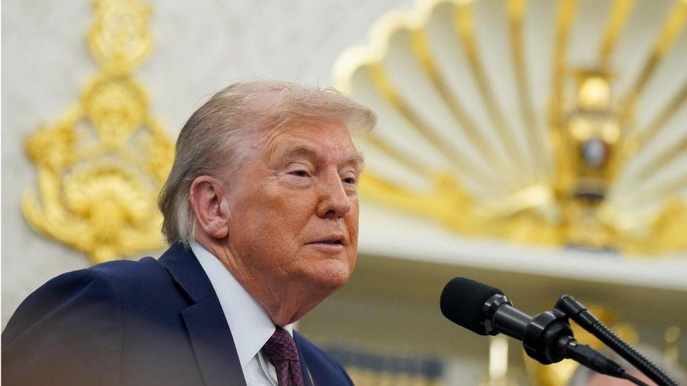 Trump afirma que el despliegue militar frente a Venezuela 'destruyó' un barco cargado de drogas