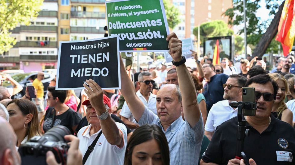 Concentración en Hortaleza tras violar un mena marroquí a una niña de 14 años