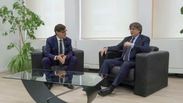 Aunque Sánchez lo niegue, Illa negocia con Puigdemont el apoyo de Junts a los Presupuestos