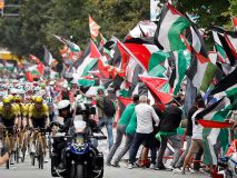 La Vuelta. El boicot al equipo Israel mutila la etapa de Bilbao y la organización la deja sin ganador