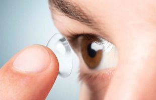 Lentes microfluídicas para llevar fármacos a los ojos