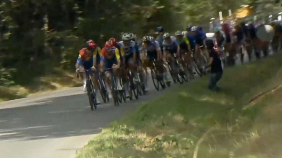 Un manifestante antisemita derriba al ciclista Javier Romo en una nueva acción violenta durante la Vuelta a España