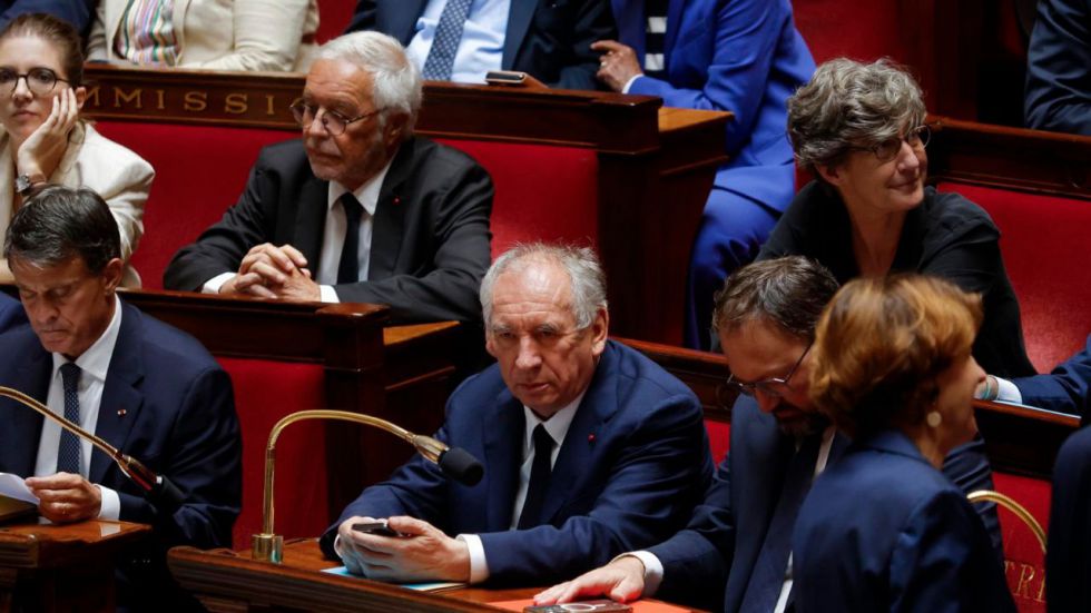 Macron busca recambio tras perder a su cuarto primer ministro en año y medio