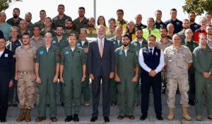 Felipe VI recibe a una representación del equipo de extinción de los incendios