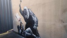 Nuevo mural de Banksy en Londres: un juez golpea a un manifestante tirado en el suelo