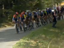 Un manifestante antisemita derriba al ciclista Javier Romo en una nueva acción violenta durante la Vuelta a España