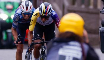 Vuelta España. Bernal gana al esprint una etapa recortada por protestas propalestinas