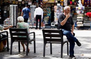 Primer paso para prohibir fumar en las terrazas, las piscinas y las marquesinas