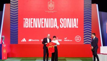 La nueva entrenadora de la selección española de fútbol abre la puerta a Jenni Hermoso: 'Es una leyenda'