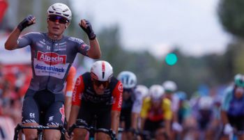 La Vuelta. Philipsen logra el triplete en Guijuelo, Vingegaard sigue líder