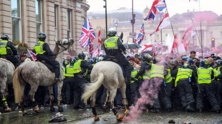 Varios detenidos y policías heridos en una protesta de la extrema derecha contra la inmigración en Londres