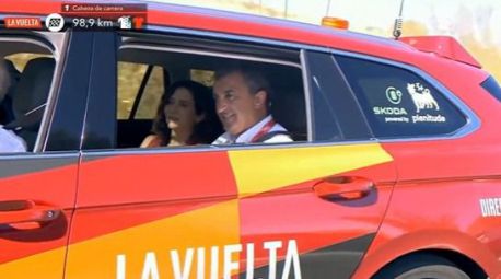 Ayuso apoya a La Vuelta desde el coche del director de la carrera