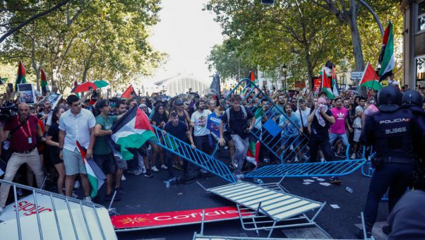 La Policía ha cargado contra los manifestantes tras saltar vallas y ocupar la calzada.