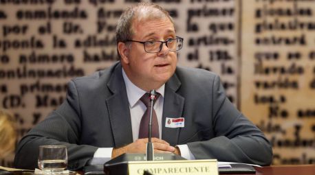 El expresidente de Correos, Juan Manuel Serrano, se niega a contestar en la comisión Koldo